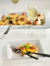 Печеные персики в подливке из просекко