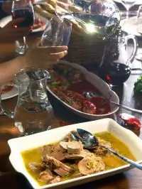 Язык вареный с чесночно-винным соусом