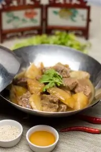 Говядина в карри мадрас с картофелем