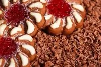 Шоколадное печенье с миндалем и абрикосовым джемом