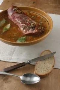 Чечевичный суп со свининой и сыром с плесенью