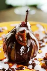 Груши с саке с теплым шоколадным соусом