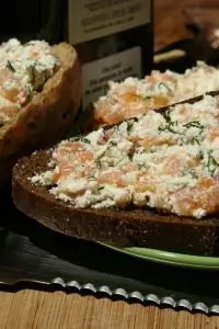 Слабосоленая семга с творогом и укропом