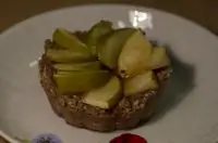 Тарталетка ореховая с яблоком