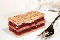 Бисквит с кремом из малины и маскарпоне