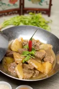 Баранина, тушеная в белом вине с картофелем и маслинами