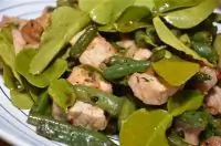 Жареная свинина с рыбным соусом и зеленой фасолью