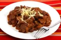 Телячьи отбивные с черной фасолью, мадерой и горчицей