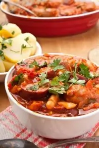 Гуляш с копчеными колбасками, фасолью и болгарским перцем