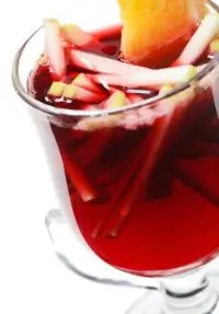 Фрукты в красном вине