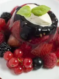 Ягоды в желе из шампанского