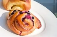 Булочки с черной смородиной и взбитыми сливками