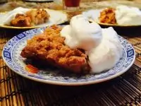 Яблочный крамбл с корицей и взбитыми сливками