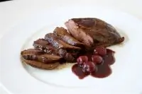 Свинина с сушеной вишней и красным вином