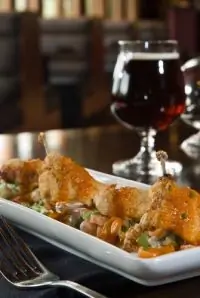 Соте из перепелок с белым вином и овощами