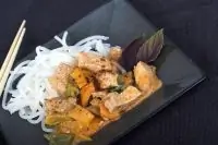 Рисовая лапша со свининой и карри