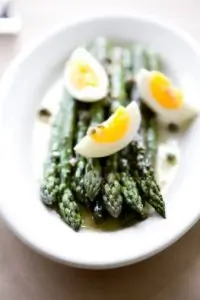 Зеленая спаржа с перепелиными яйцами, сельдереем и эстрагоном