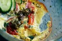 Омлет с сыром в чашке