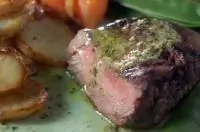 Тушеный говяжий окорок с соусом из петрушки