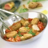 Соте из куриных грудок с томатами, маслинами и белым вином