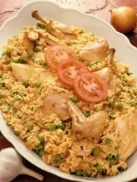 Куриные ножки с шафраном, рисом и зеленым горошком