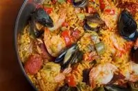 Быстрая паэлья с колбасой и морскими гадами