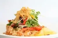 Креветки с манго и стеклянной лапшой