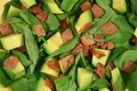 Салат с беконом и авокадо