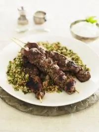 Кебабы из баранины и телятины с салатом из ризони