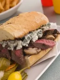 Сэндвичи с говяжьим стейком, шампиньонами и кремом из базилика