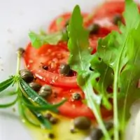 Томатный салат с каперсами