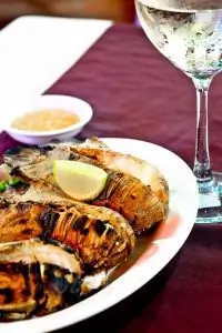 Лобстер в лимонно-масляном соусе с жареными лимонами