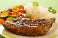 Свиные ребра по азиатски с рисом и зеленым луком