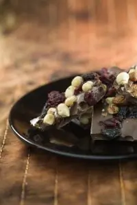 Домашний шоколад с анисом, вишнями, абрикосами и кешью