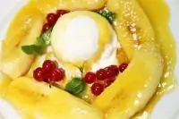 Банановое соте с соусом пралине и кардамоном