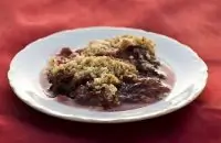 Печеные сливы с лесными ягодами, виски и овсянкой