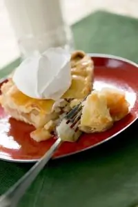 Имбирно-абрикосовый пирог с орехами и сливочной глазурью