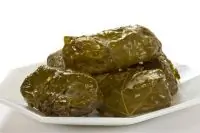 Филе синеглазки в виноградных листьях с лимонно-укропным маслом