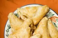 Треугольные пирожки из шпината и сыра