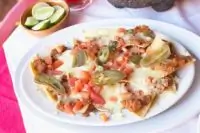 Начос на гриле под фетой, овощами и зеленью