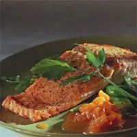 Филе семги, запеченное в духовом шкафу с репой и спаржевой фасолью в сидровом соусе