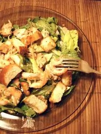 Салат «Цезарь» с курицей, горчицей и креветками