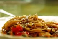 Спагетти с морепродуктами и помидорами черри