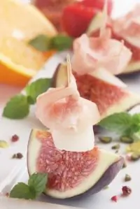 Черный инжир с козьим сыром, завернутый в прошутто