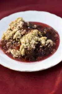 Сливовый коблер с медом