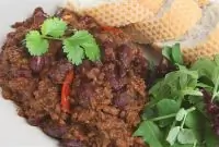 Горячий мясной салат с чили и соевым соусом