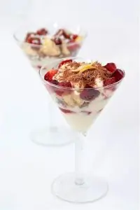 Клубничный десерт с портвейном и маскарпоне