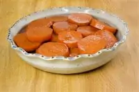 Карамелизованный сладкий картофель с патокой и черным кунжутом