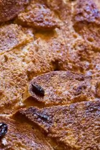 Хлебный пудинг с горьким шоколадом, перцем и корицей