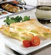 Горячий бутерброд с сыром бри и виноградом